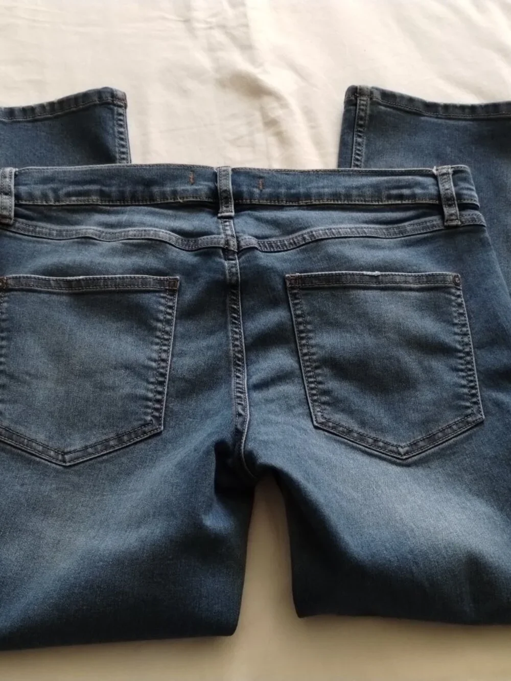FREE PEOPLE Medium-Light Wash Lightly DISTRESSED Crop Jeans Sz W28 (24.5 Inseam)